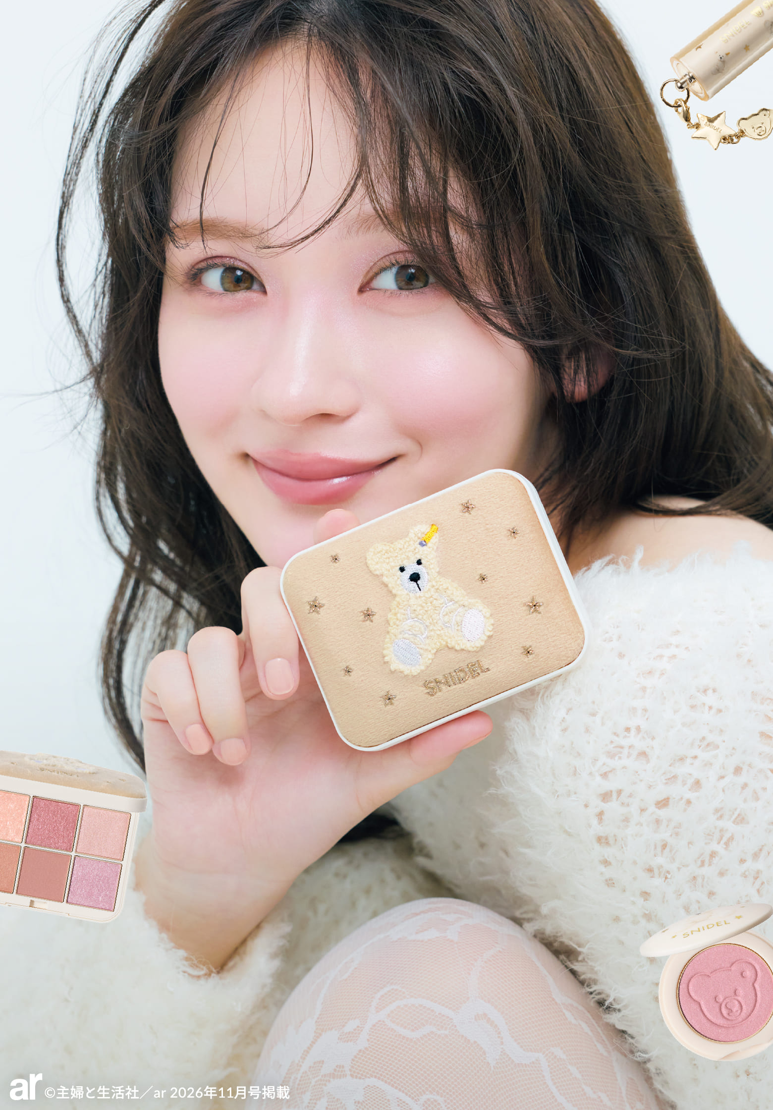 シュタイフのテディベアをあしらったアイデザイナーを手にするモデル